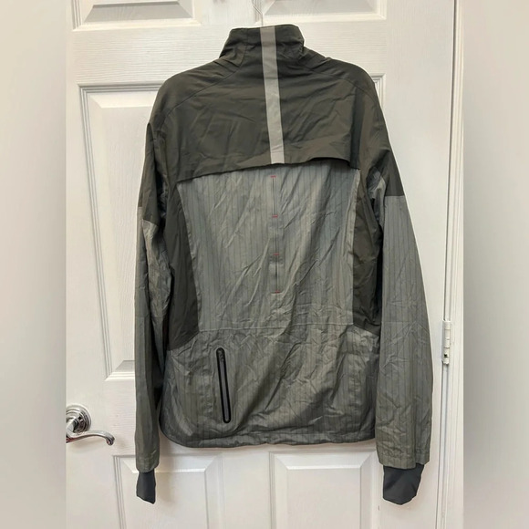 ! Men’s  Lululemon Gray Striped Reflective Wind Breaker. size XL - Picture 2 of 4